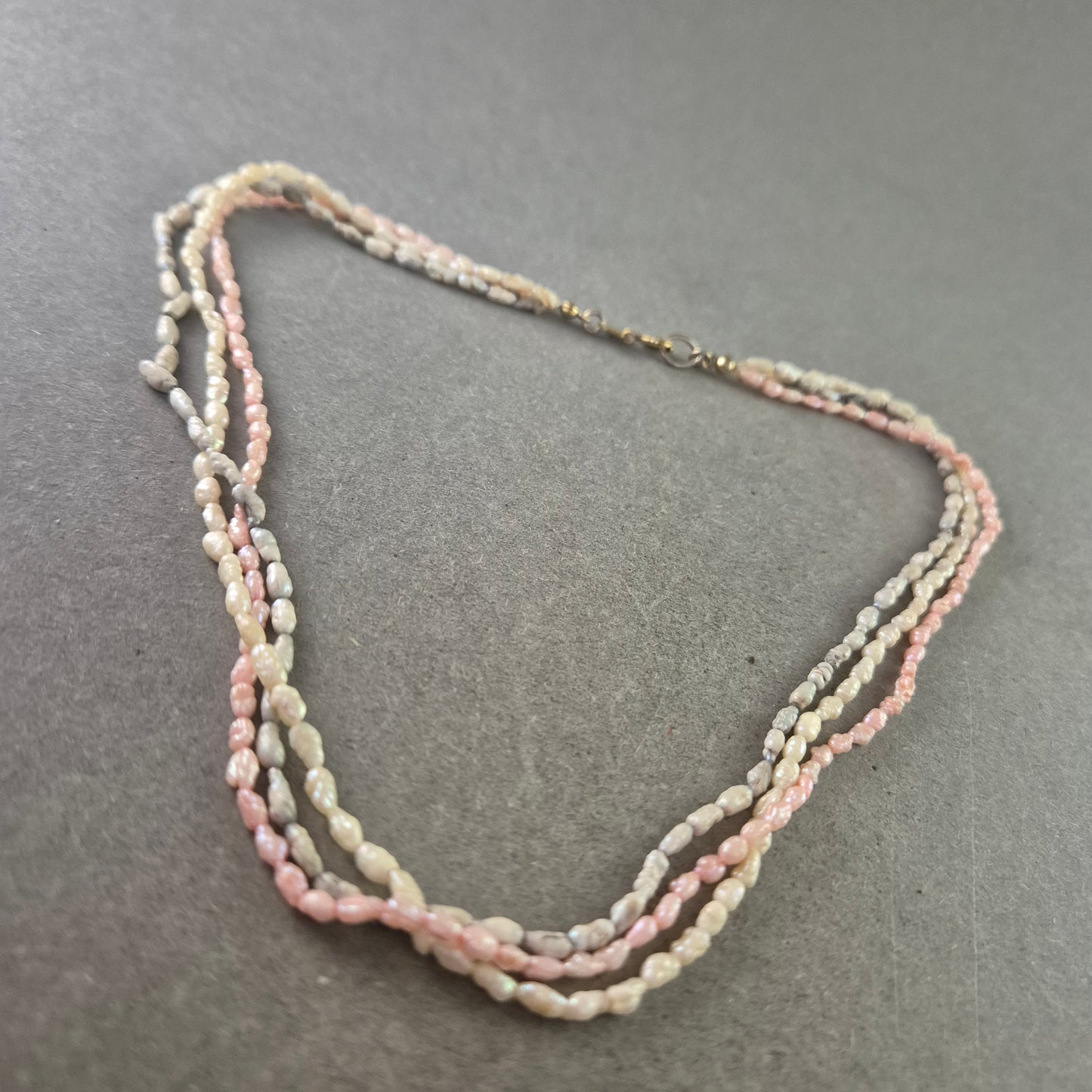 Mehrreihige Halskette aus schimmernden Pastellperlen – Zartes Farbenspiel