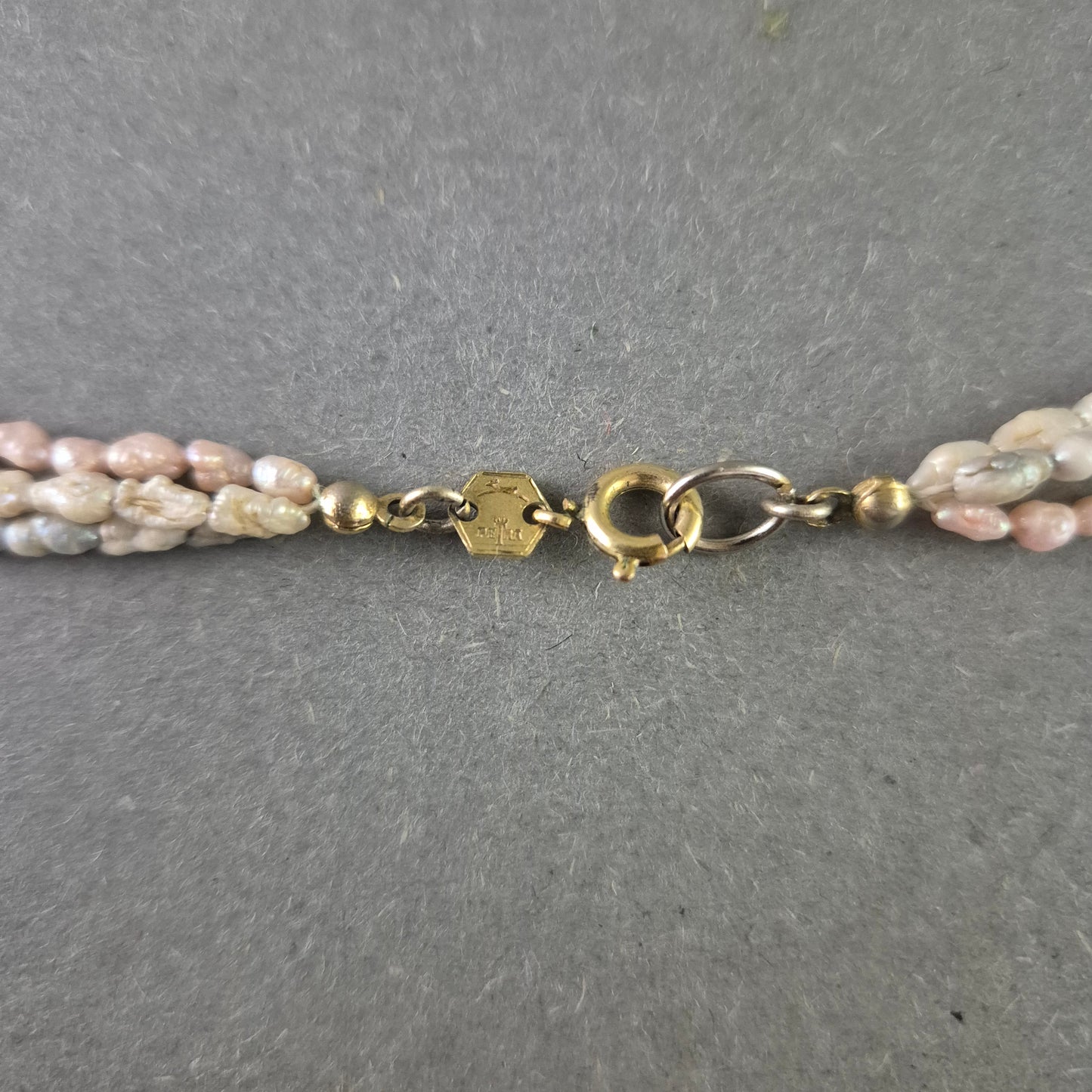 Mehrreihige Halskette aus schimmernden Pastellperlen – Zartes Farbenspiel