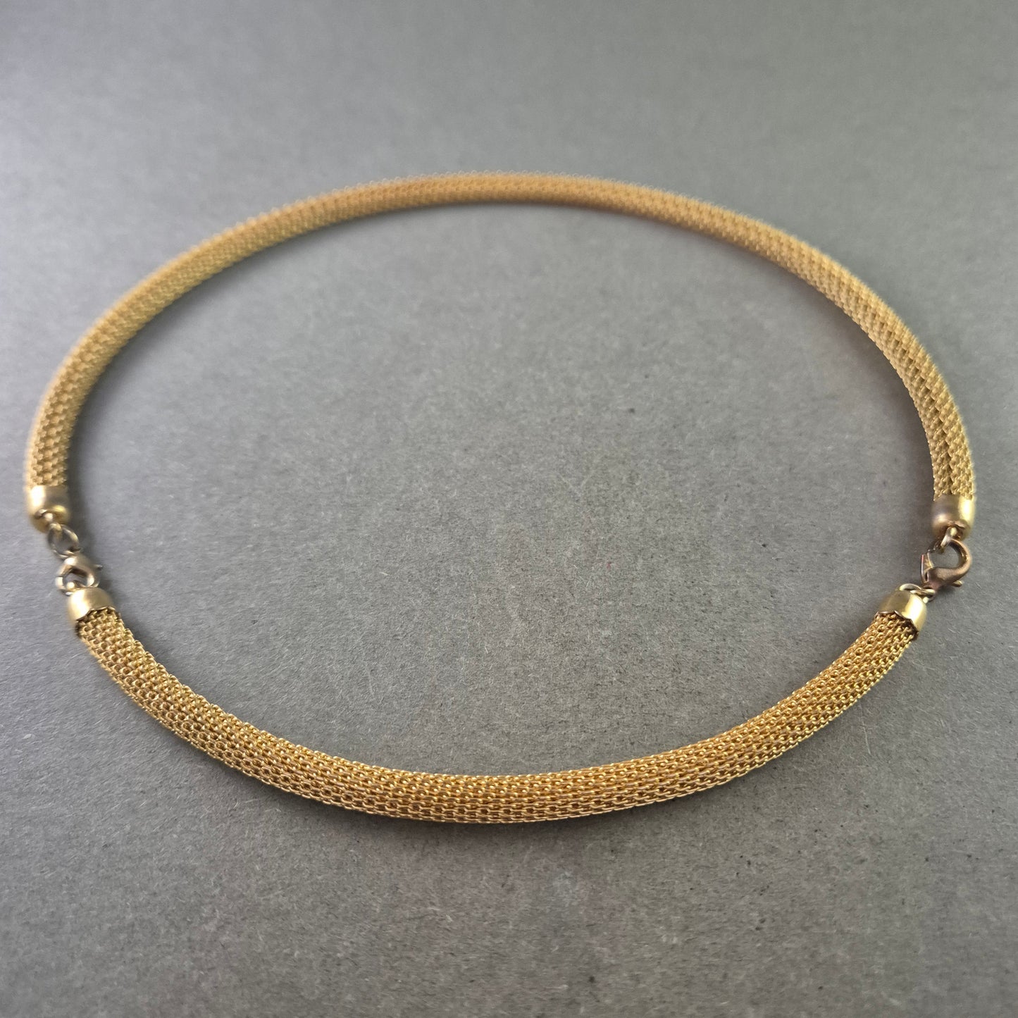 Elegante Halskette im Goldton – Klassisches Design in Netzstruktur