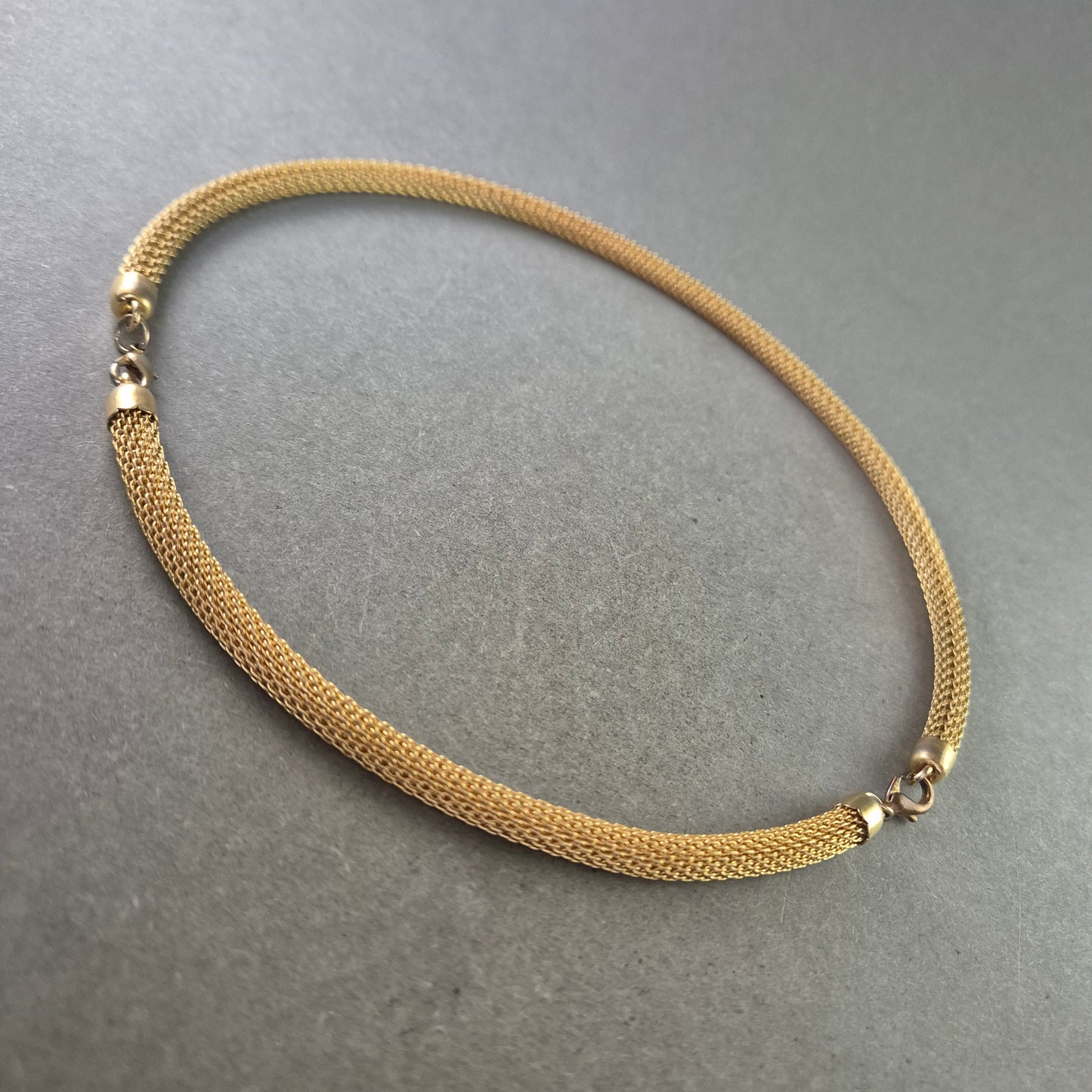 Elegante Halskette im Goldton – Klassisches Design in Netzstruktur