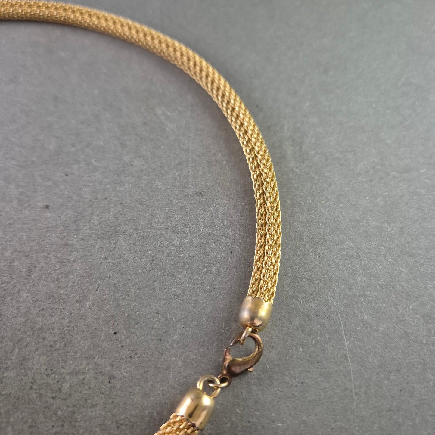 Elegante Halskette im Goldton – Klassisches Design in Netzstruktur