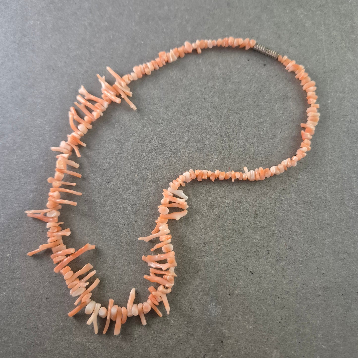 Feine Korallen Halskette – Naturinspirierter Look mit Stil