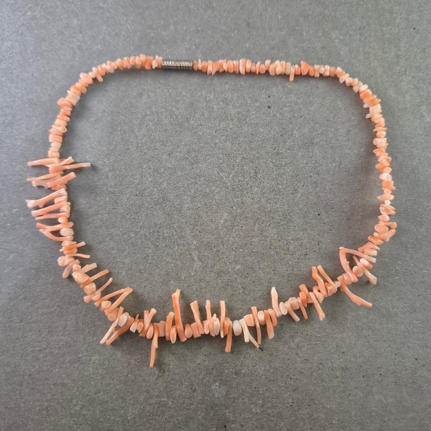 Feine Korallen Halskette – Naturinspirierter Look mit Stil