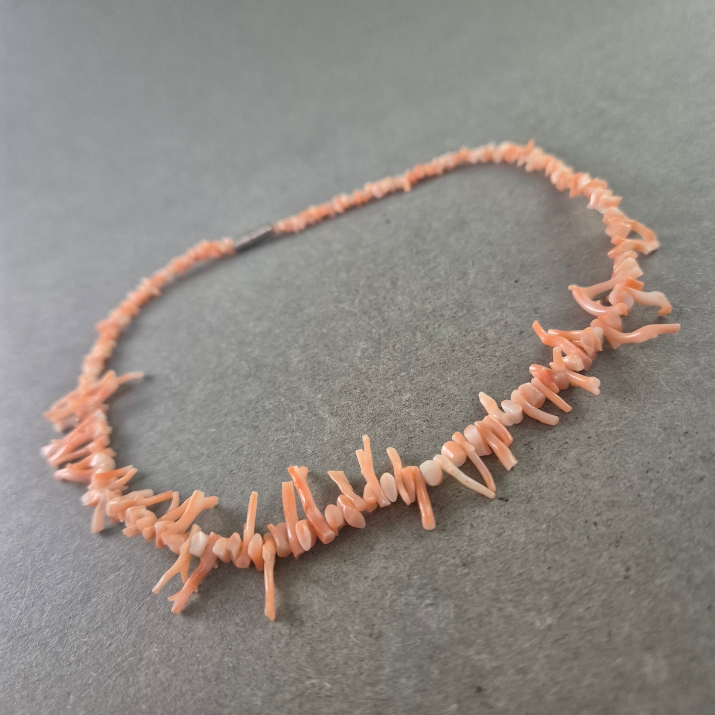 Feine Korallen Halskette – Naturinspirierter Look mit Stil