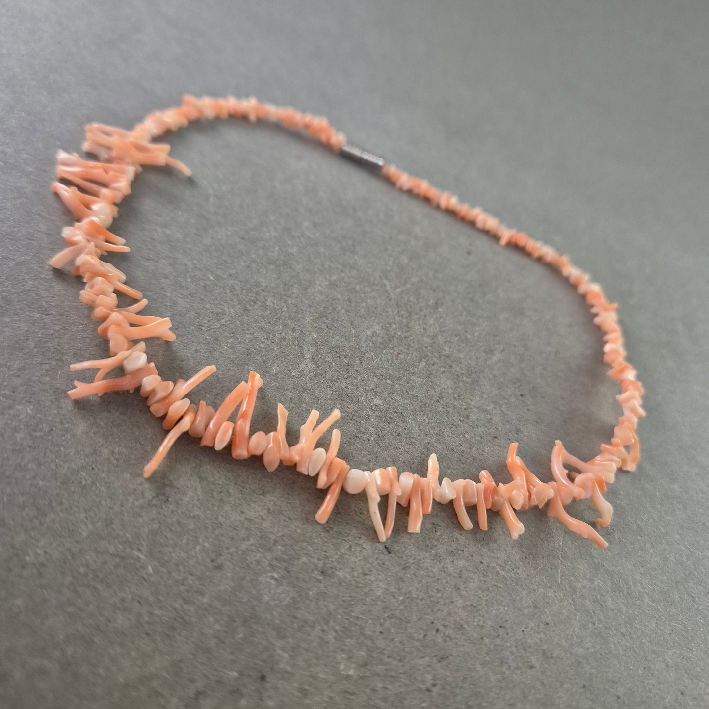 Feine Korallen Halskette – Naturinspirierter Look mit Stil