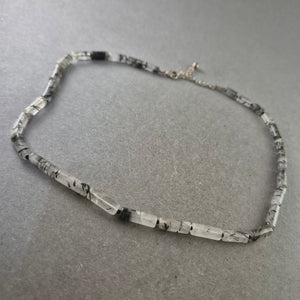 Elegante Edelstein Halskette – Schlankes Design mit Turmalinquarz