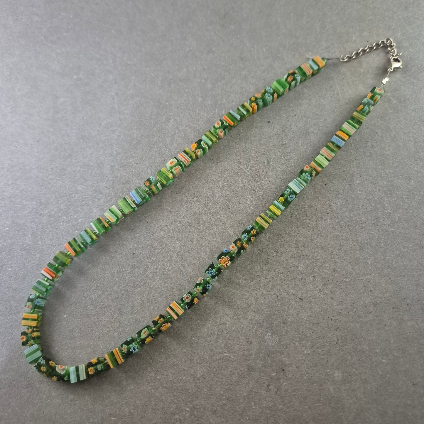 Bunte Millefiori Perlenkette – Florales Mosaik in Grüntönen