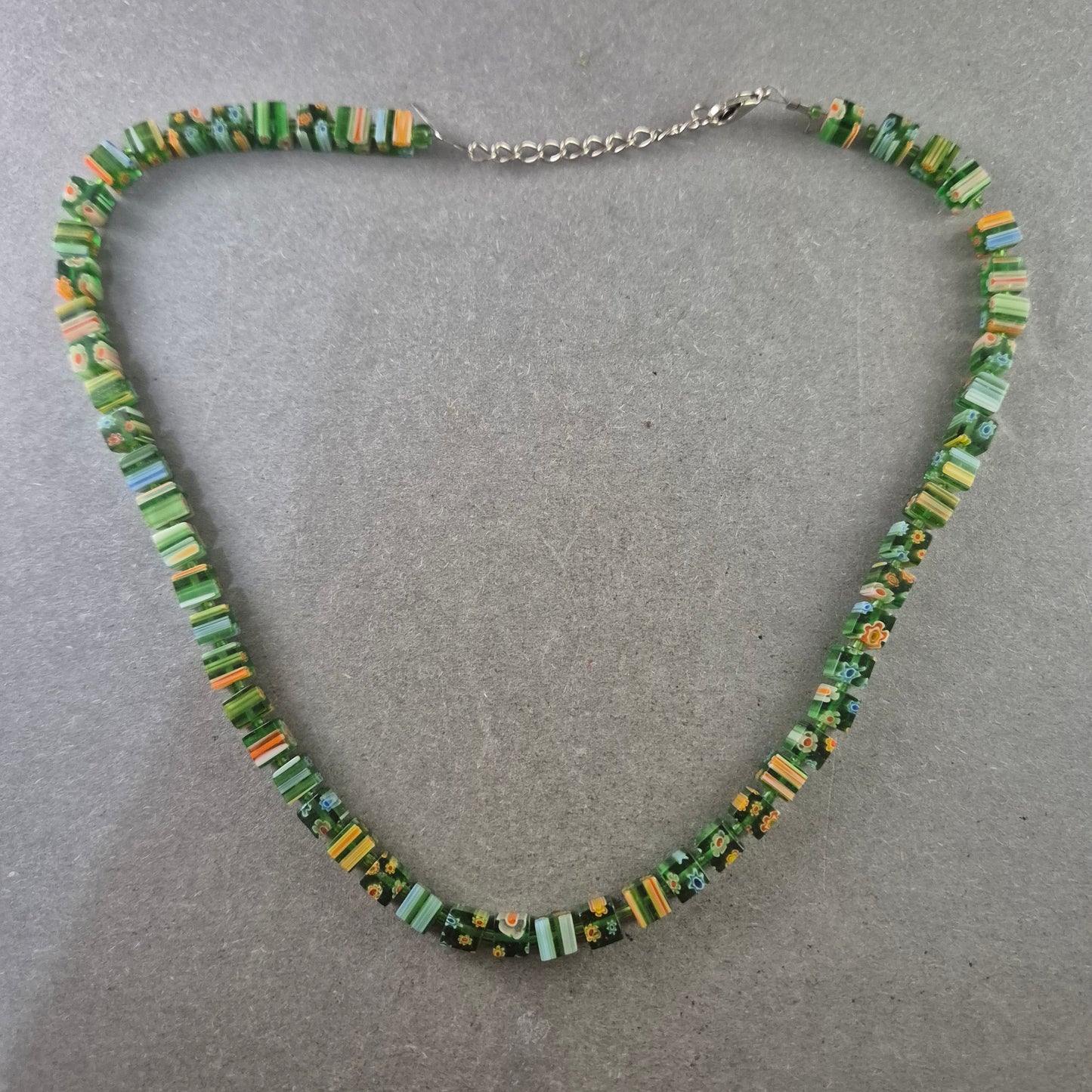 Bunte Millefiori Perlenkette – Florales Mosaik in Grüntönen