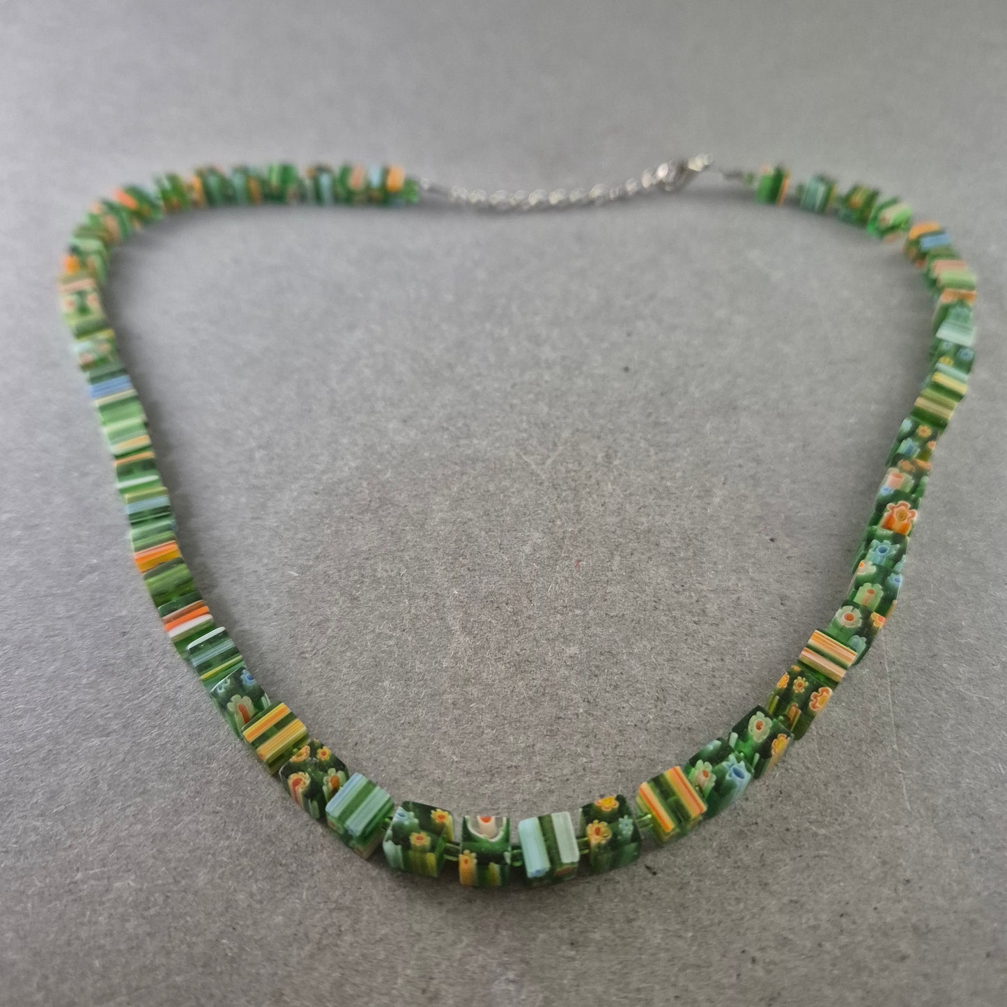 Bunte Millefiori Perlenkette – Florales Mosaik in Grüntönen
