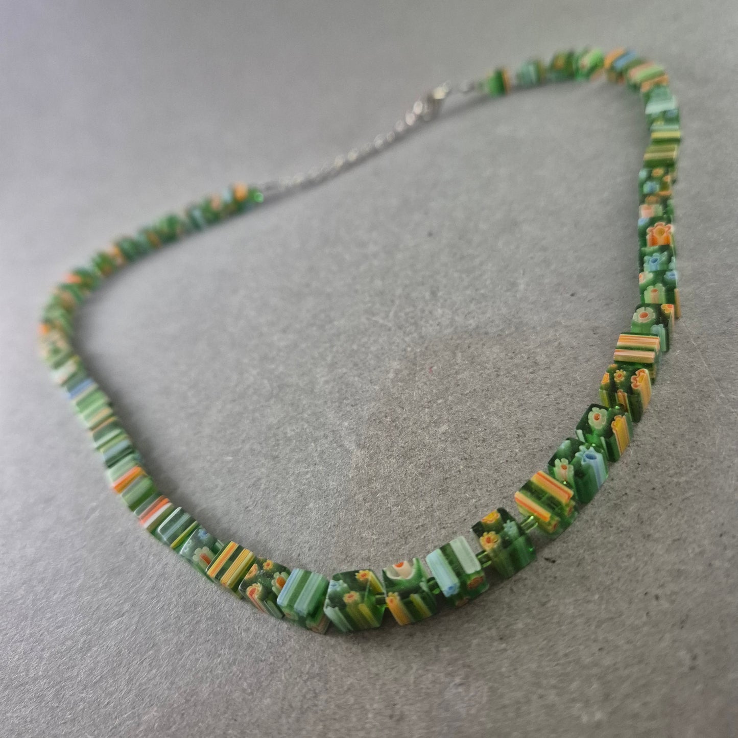 Bunte Millefiori Perlenkette – Florales Mosaik in Grüntönen