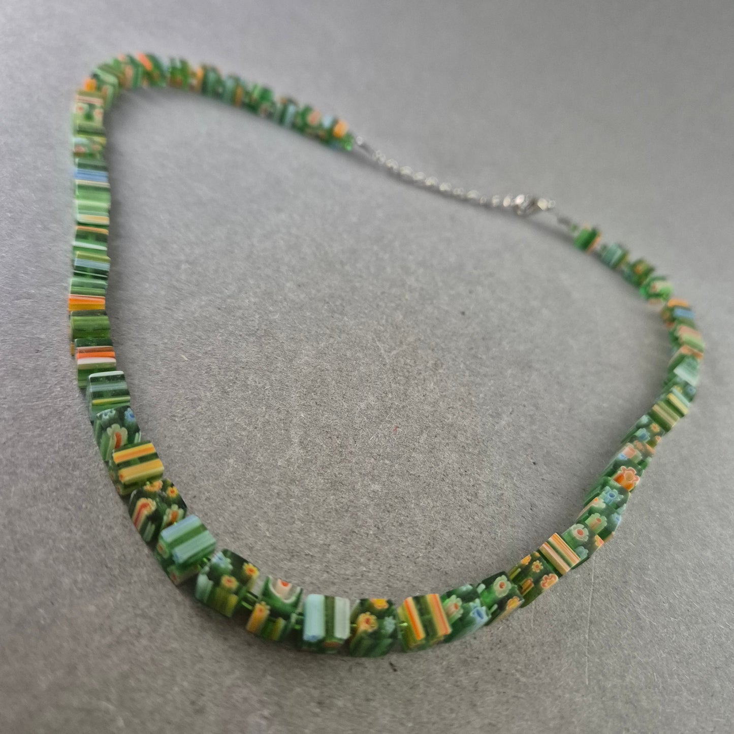 Bunte Millefiori Perlenkette – Florales Mosaik in Grüntönen