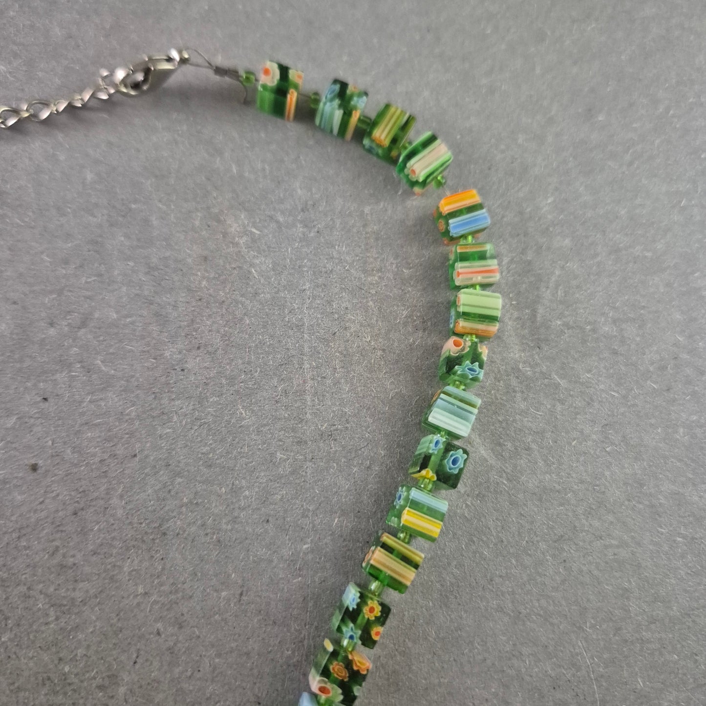Bunte Millefiori Perlenkette – Florales Mosaik in Grüntönen