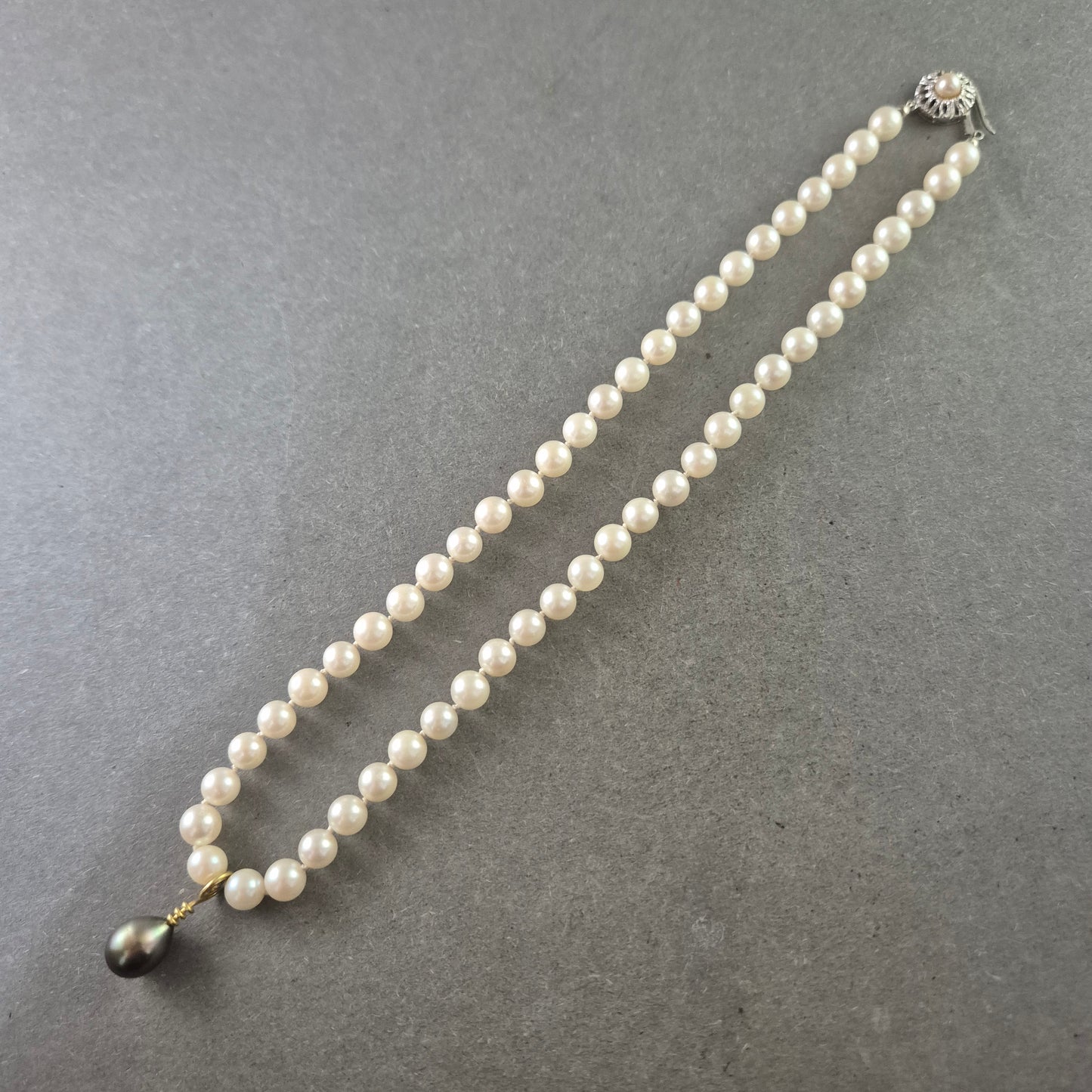 Klassische Perlenkette mit schwarzem Tropfenanhänger – Eleganz in Weiß & Schwarz