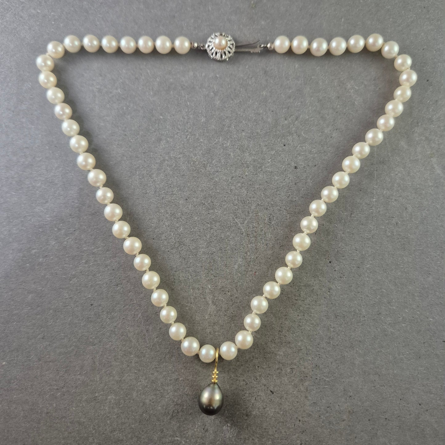 Klassische Perlenkette mit schwarzem Tropfenanhänger – Eleganz in Weiß & Schwarz