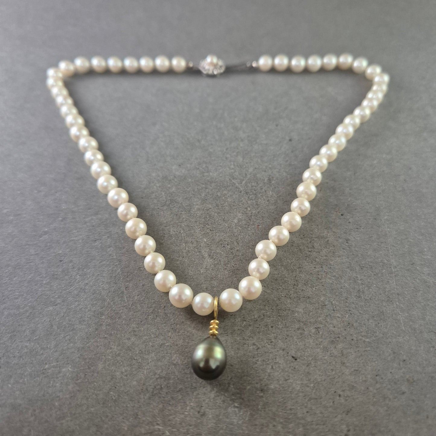 Klassische Perlenkette mit schwarzem Tropfenanhänger – Eleganz in Weiß & Schwarz