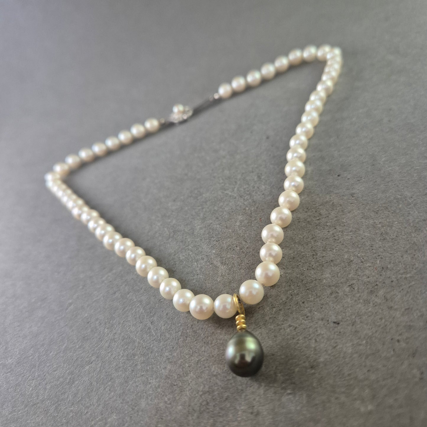 Klassische Perlenkette mit schwarzem Tropfenanhänger – Eleganz in Weiß & Schwarz