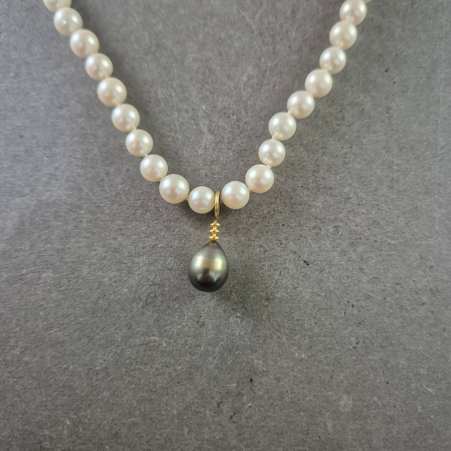 Klassische Perlenkette mit schwarzem Tropfenanhänger – Eleganz in Weiß & Schwarz