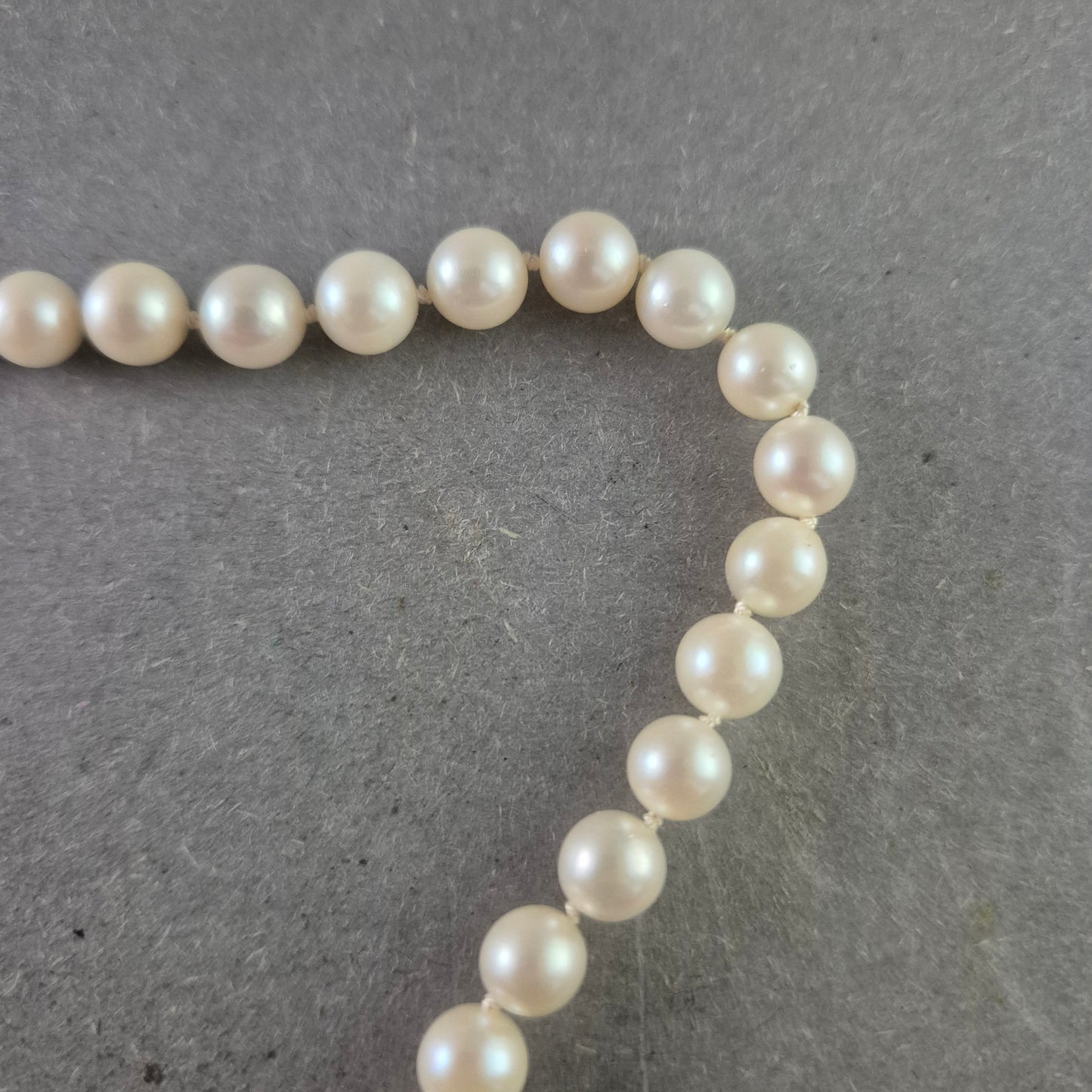 Klassische Perlenkette mit schwarzem Tropfenanhänger – Eleganz in Weiß & Schwarz