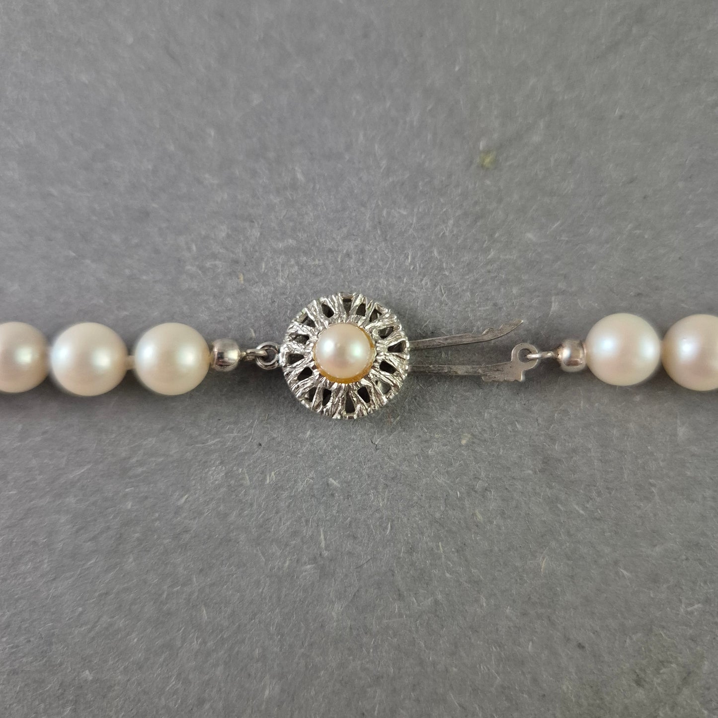 Klassische Perlenkette mit schwarzem Tropfenanhänger – Eleganz in Weiß & Schwarz