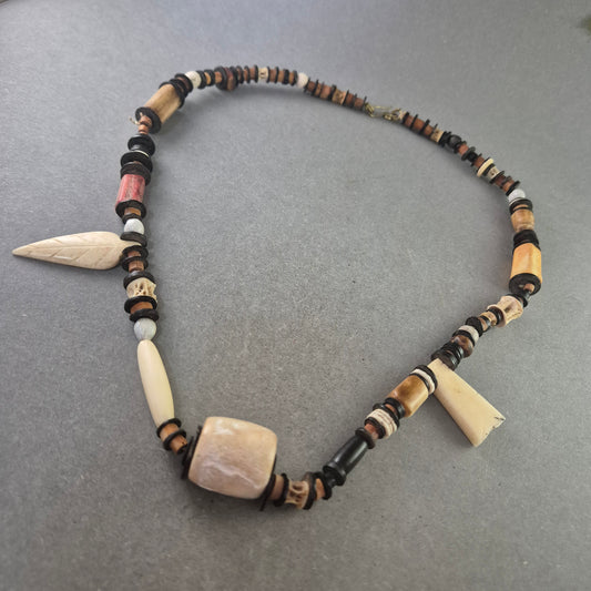 Ethno Perlenkette mit geschnitzten Anhängern – Naturinspirierter Look