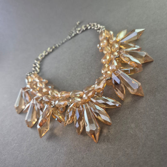 Auffällige Statement Kette mit funkelnden Kristallanhängern