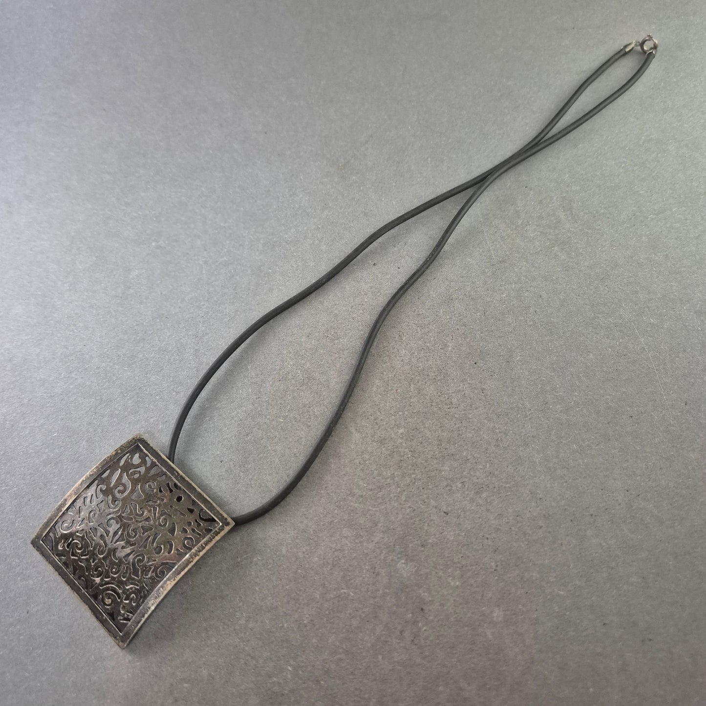 Moderne Damen Halskette mit ornamentalem Anhänger