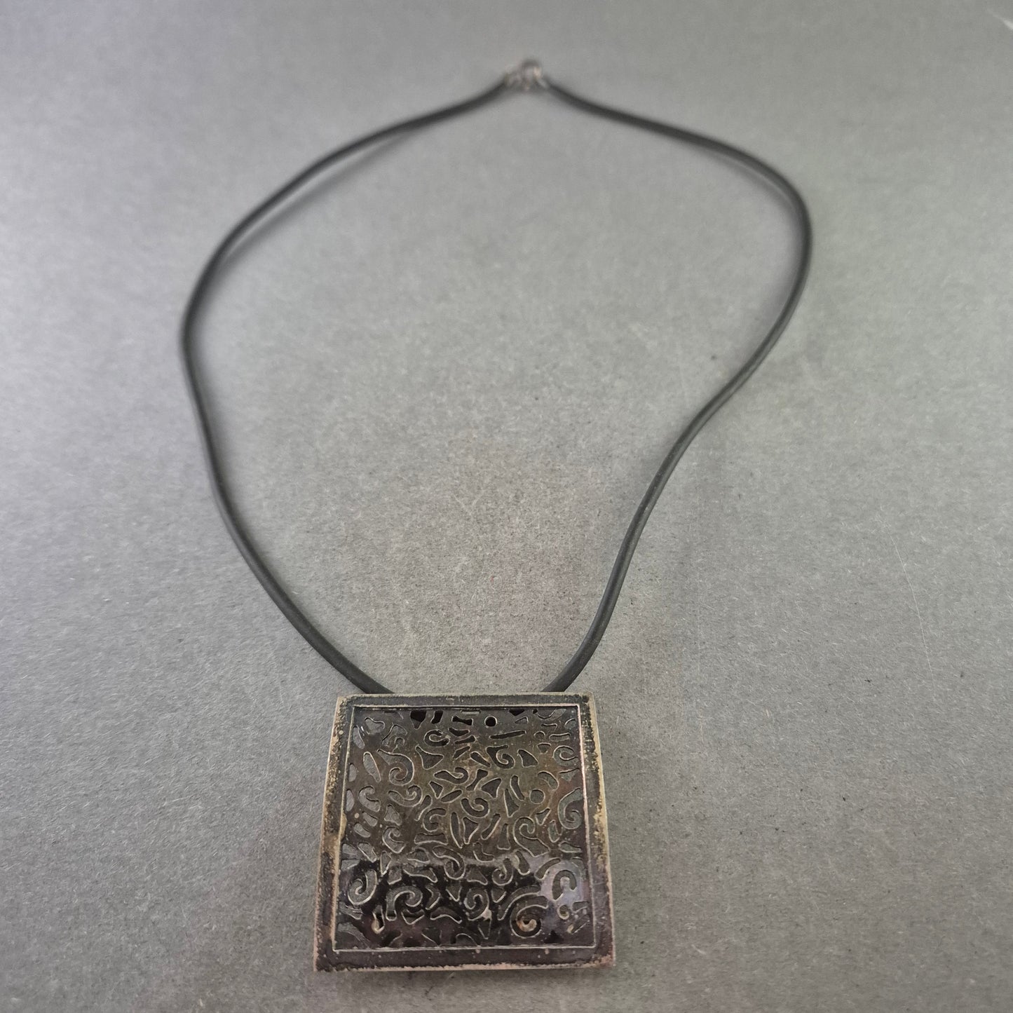 Moderne Damen Halskette mit ornamentalem Anhänger