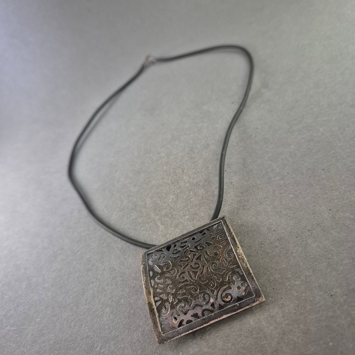 Moderne Damen Halskette mit ornamentalem Anhänger