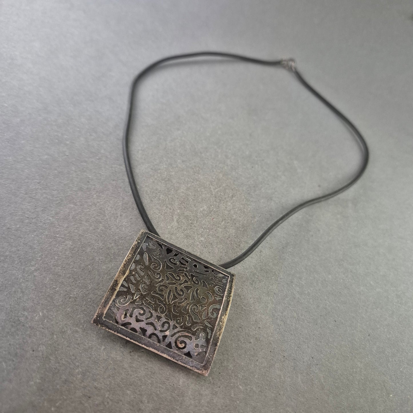 Moderne Damen Halskette mit ornamentalem Anhänger