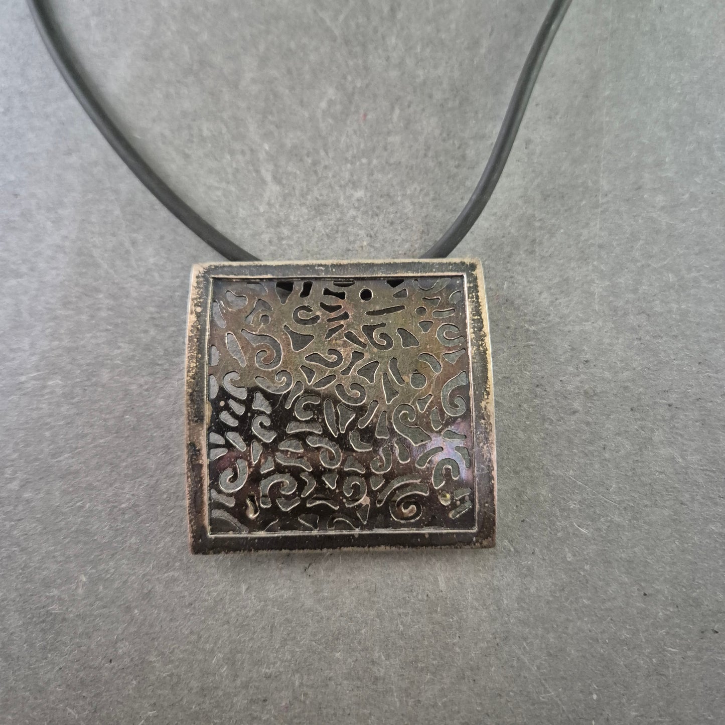 Moderne Damen Halskette mit ornamentalem Anhänger