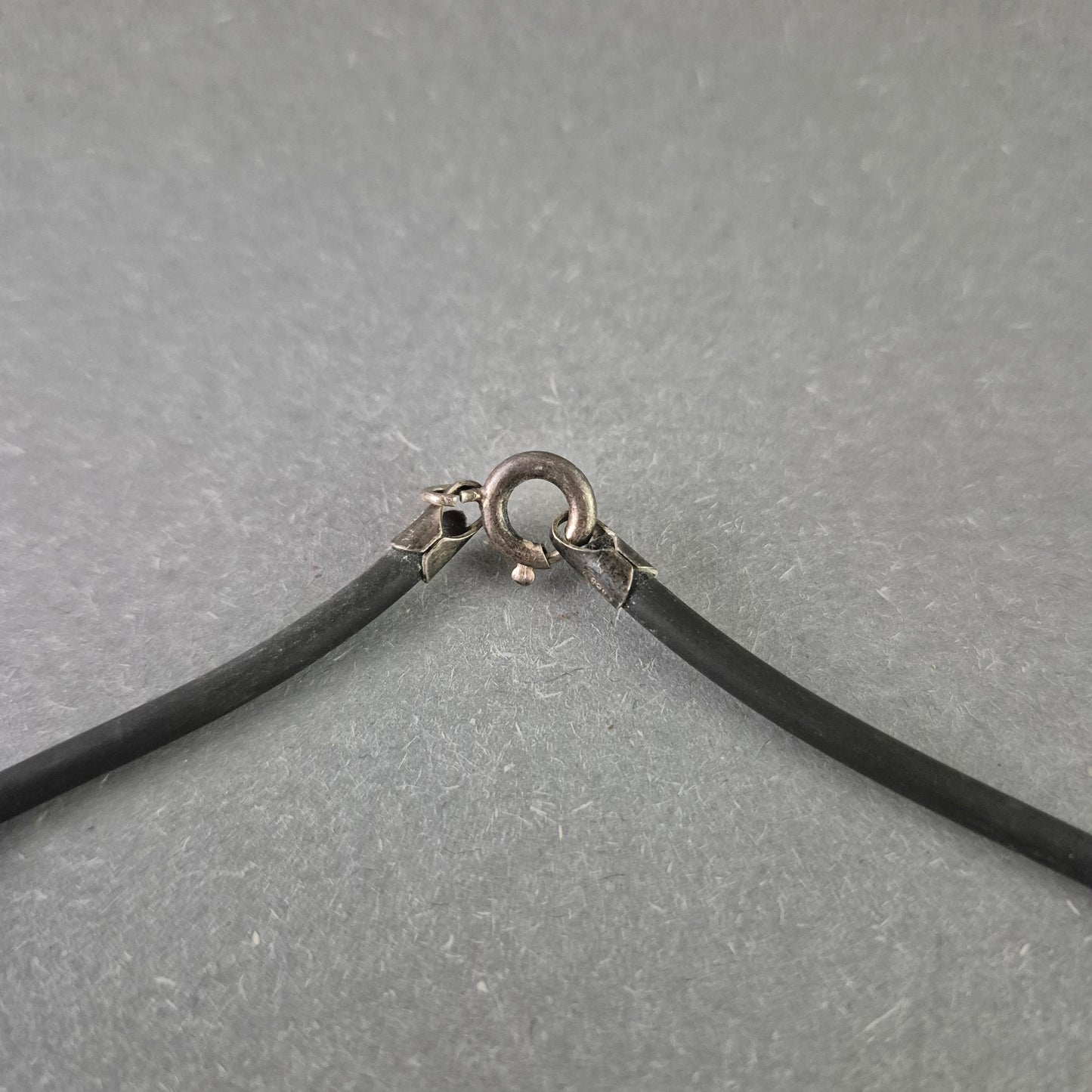 Moderne Damen Halskette mit ornamentalem Anhänger