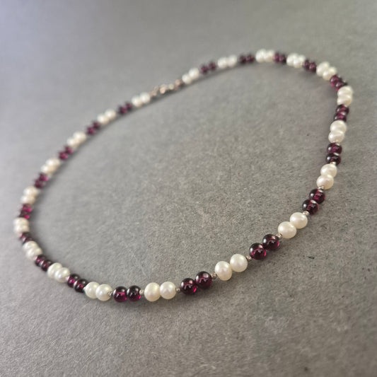 Elegante Damen Halskette mit Perlen und Granat