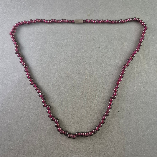 Feine Damen Halskette mit Granat-Kugeln