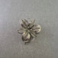 Filigrane Silber-Brosche in Blumenform