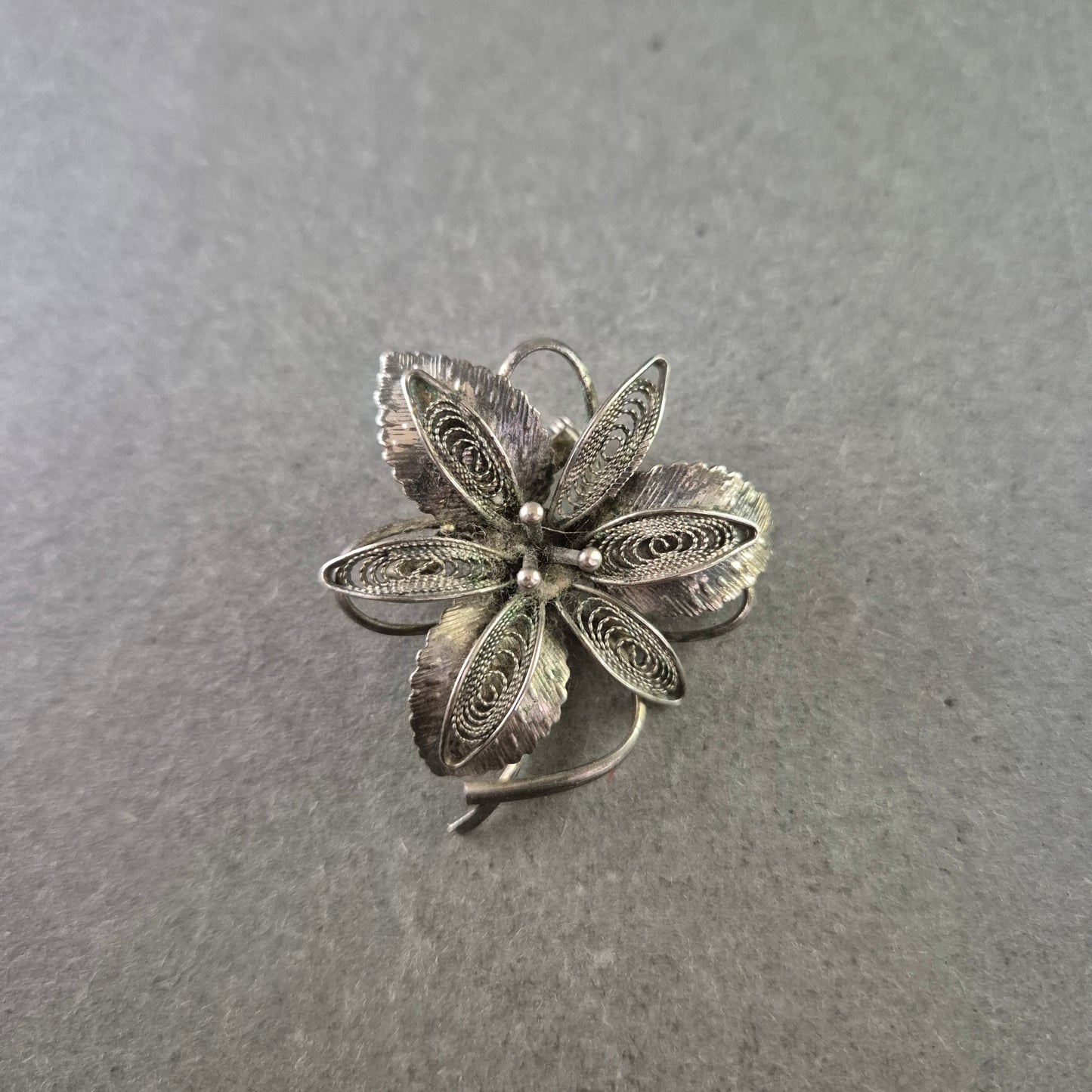 Filigrane Silber-Brosche in Blumenform