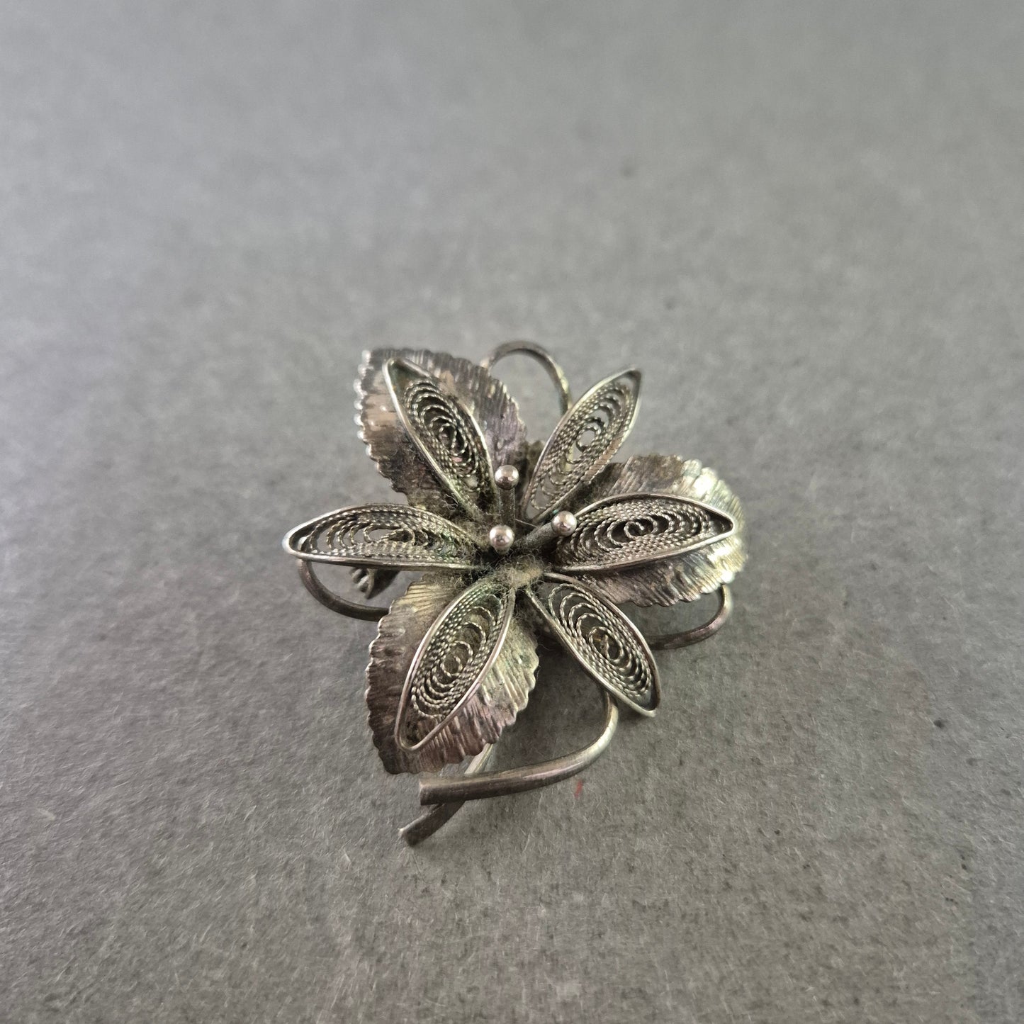 Filigrane Silber-Brosche in Blumenform