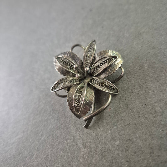 Filigrane Silber-Brosche in Blumenform