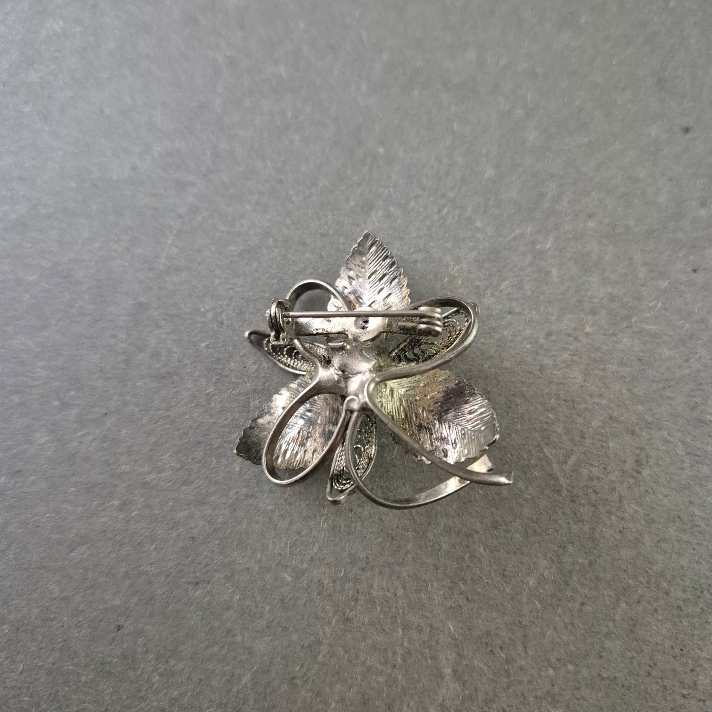 Filigrane Silber-Brosche in Blumenform