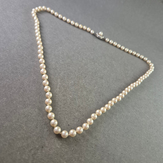 Klassische Perlenkette mit Perlmuttschließe