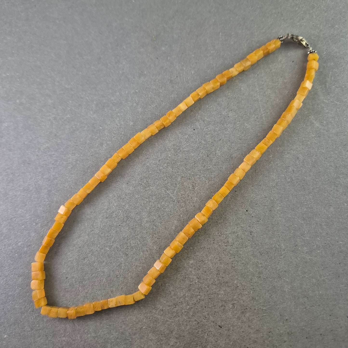 Schlichte Damen Halskette mit gelben Würfelperlen