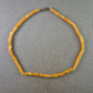 Schlichte Damen Halskette mit gelben Würfelperlen