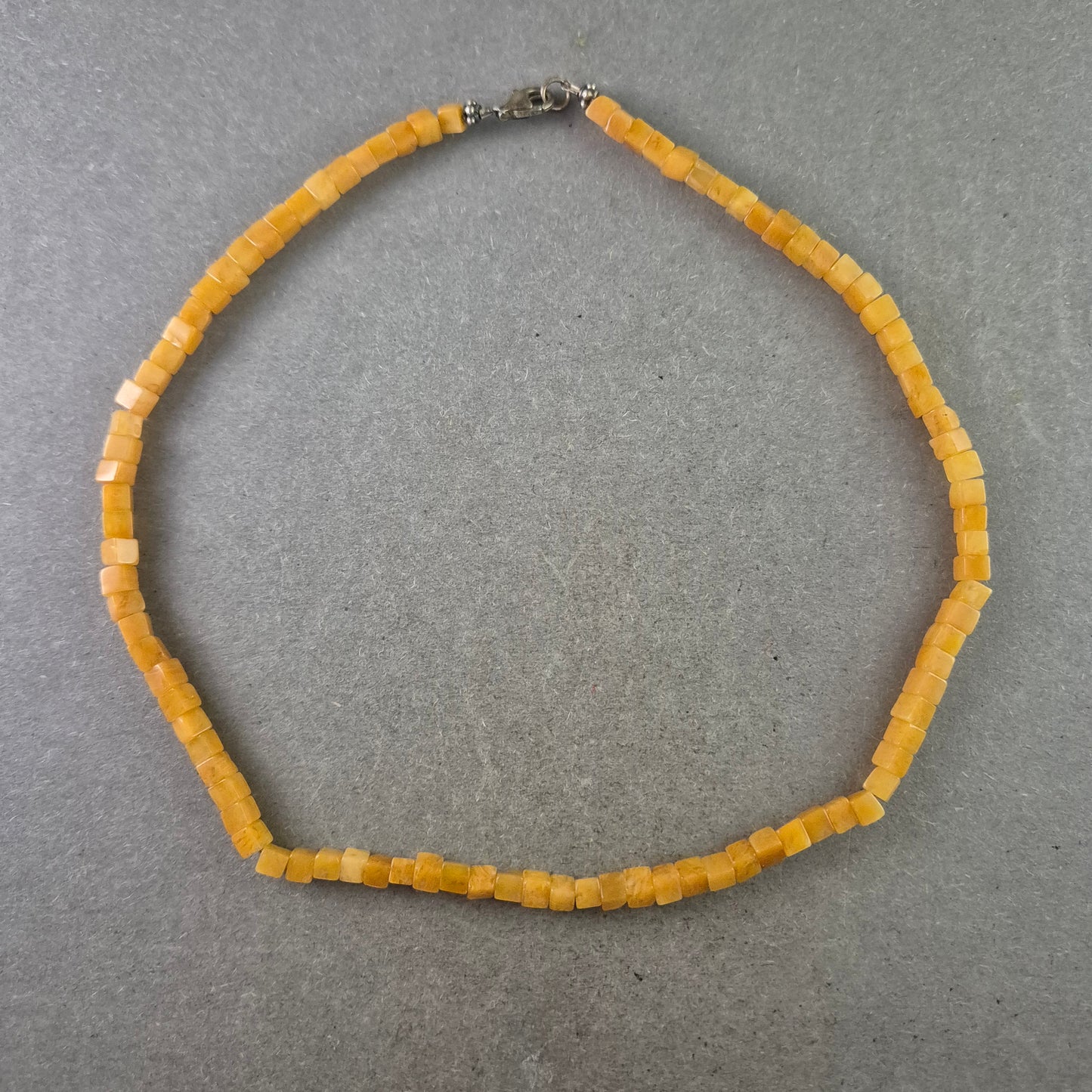 Schlichte Damen Halskette mit gelben Würfelperlen