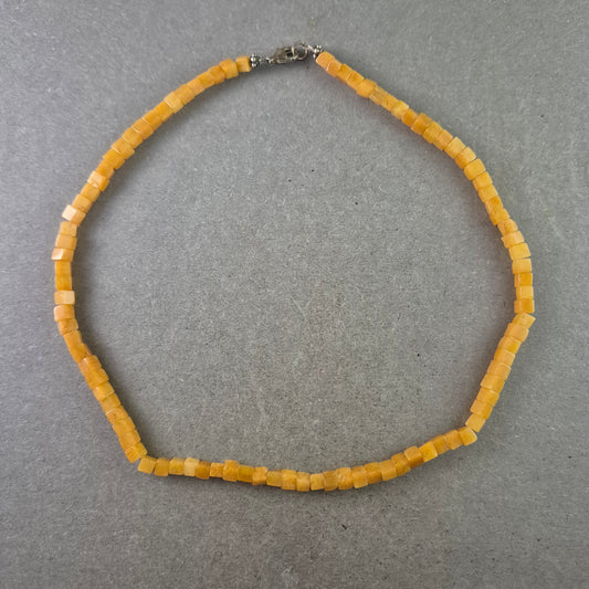 Schlichte Damen Halskette mit gelben Würfelperlen