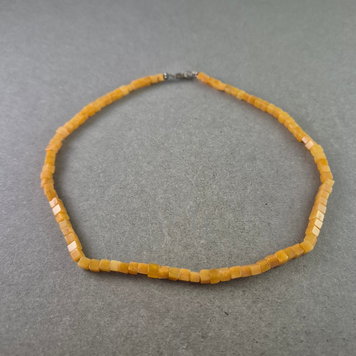 Schlichte Damen Halskette mit gelben Würfelperlen