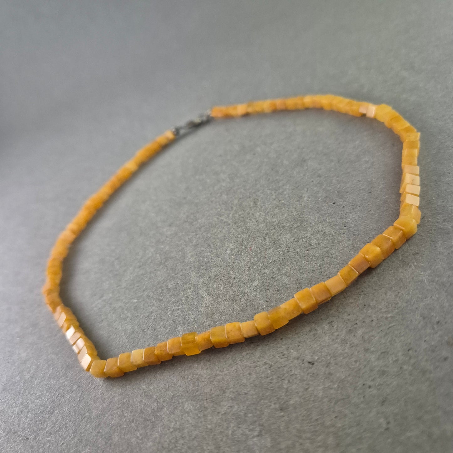 Schlichte Damen Halskette mit gelben Würfelperlen