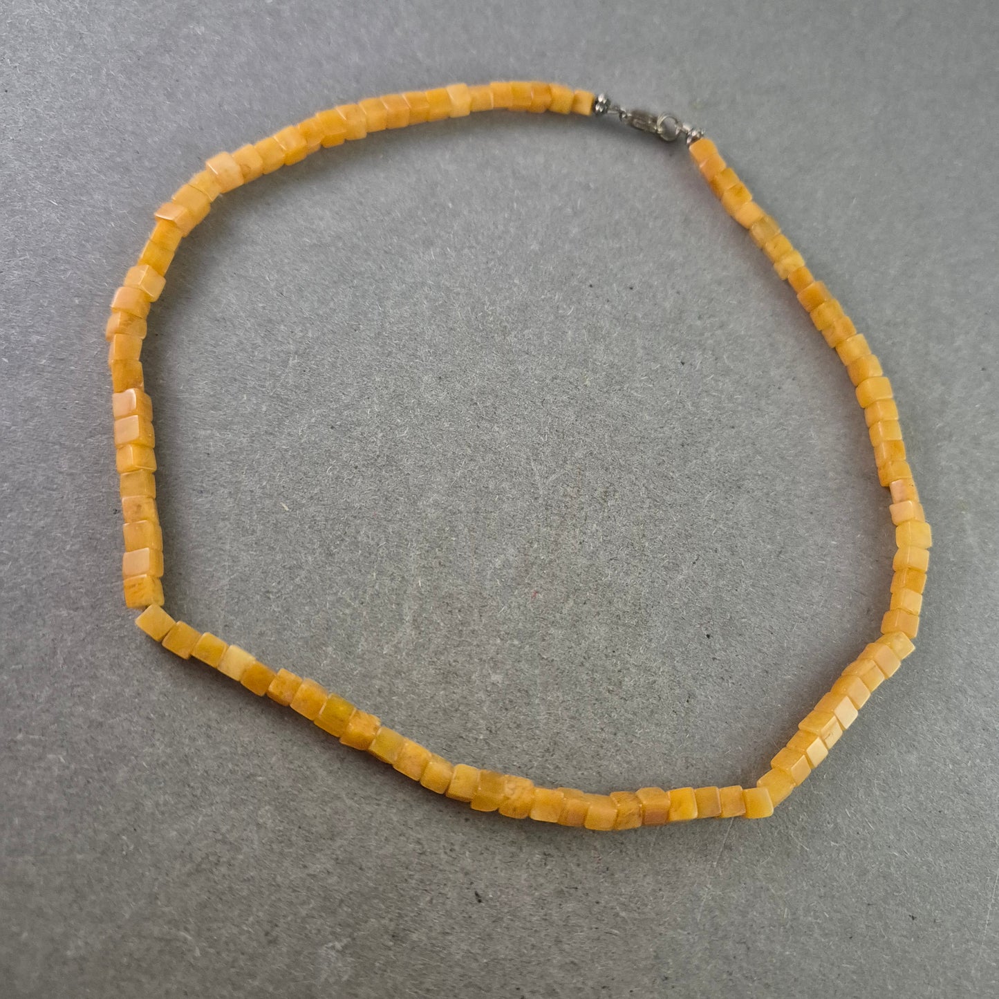 Schlichte Damen Halskette mit gelben Würfelperlen