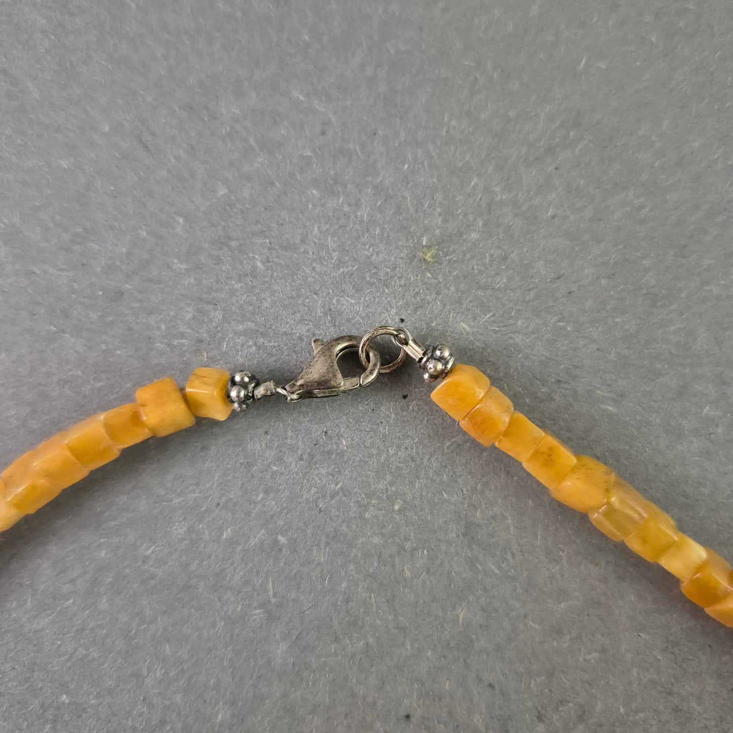 Schlichte Damen Halskette mit gelben Würfelperlen