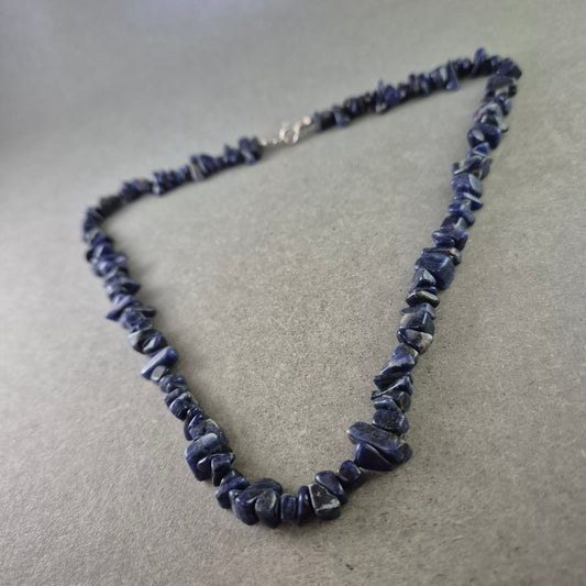 Damen Halskette mit dunkelblauen Sodalith Splittersteinen
