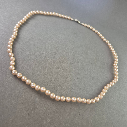 Elegante Damen Halskette mit cremefarbenen Perlen