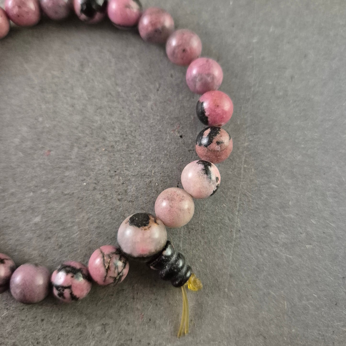 Elastisches Armband rosa Natursteinperlen Sanfter Farbverlauf Handarbeit